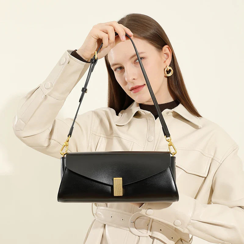 תיק עור קטן עם אבזם קדמי מעוצב דגם חן