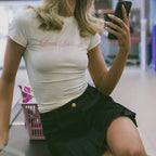 טי־שירט קרופ שמנת דגם שקד