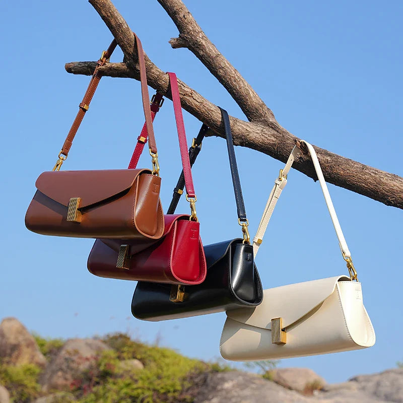 תיק עור קטן עם אבזם קדמי מעוצב דגם חן