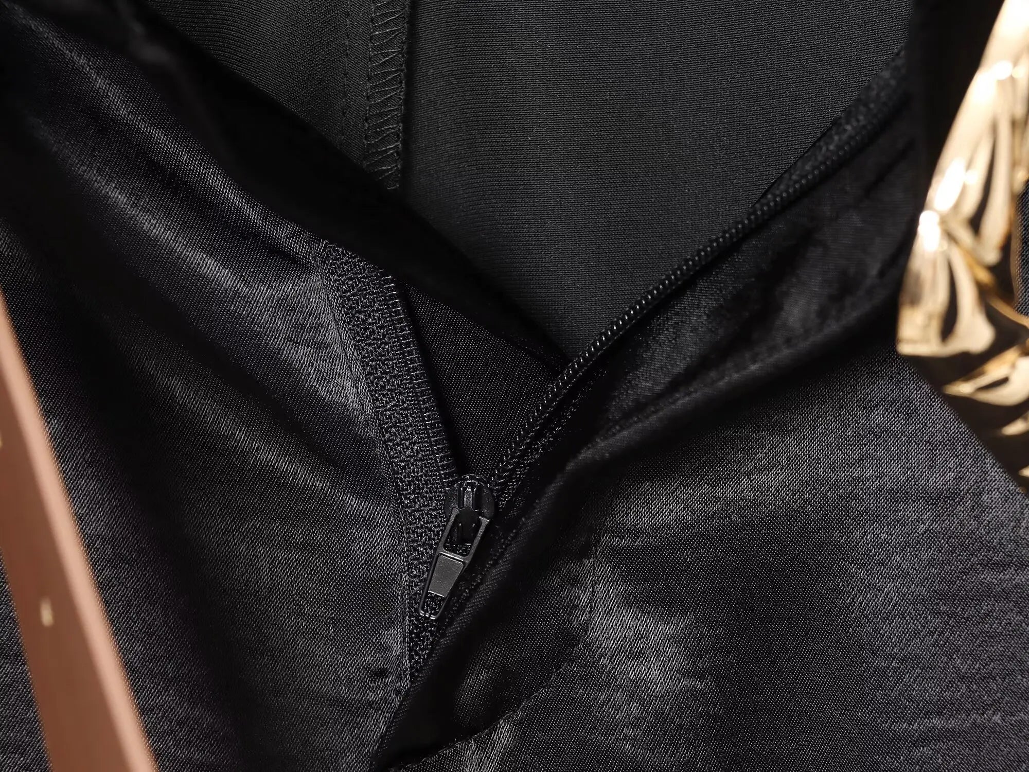 מכנסיים רחבים מבד סאטן מבריק בגזרה גבוהה