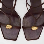 עקבים עם רצועת קרסול ועיטור מתכתי דגם עדן