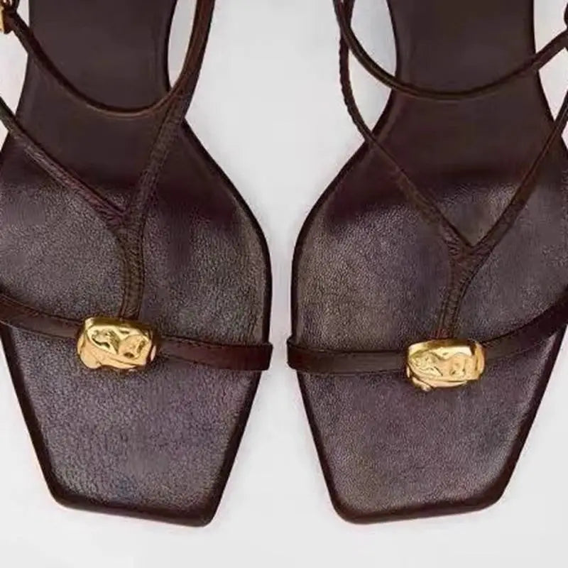 עקבים עם רצועת קרסול ועיטור מתכתי דגם עדן