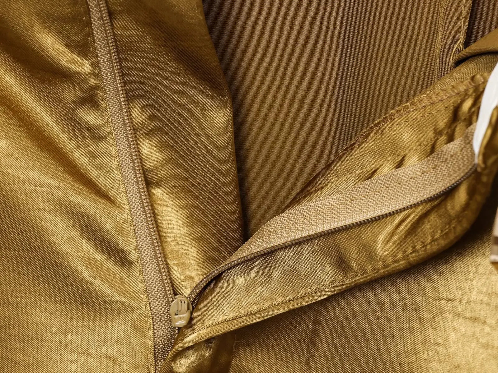 מכנסיים רחבים מבד סאטן מבריק בגזרה גבוהה