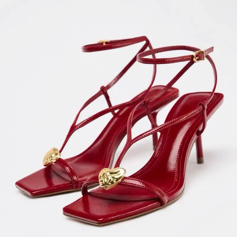 עקבים עם רצועת קרסול ועיטור מתכתי דגם עדן