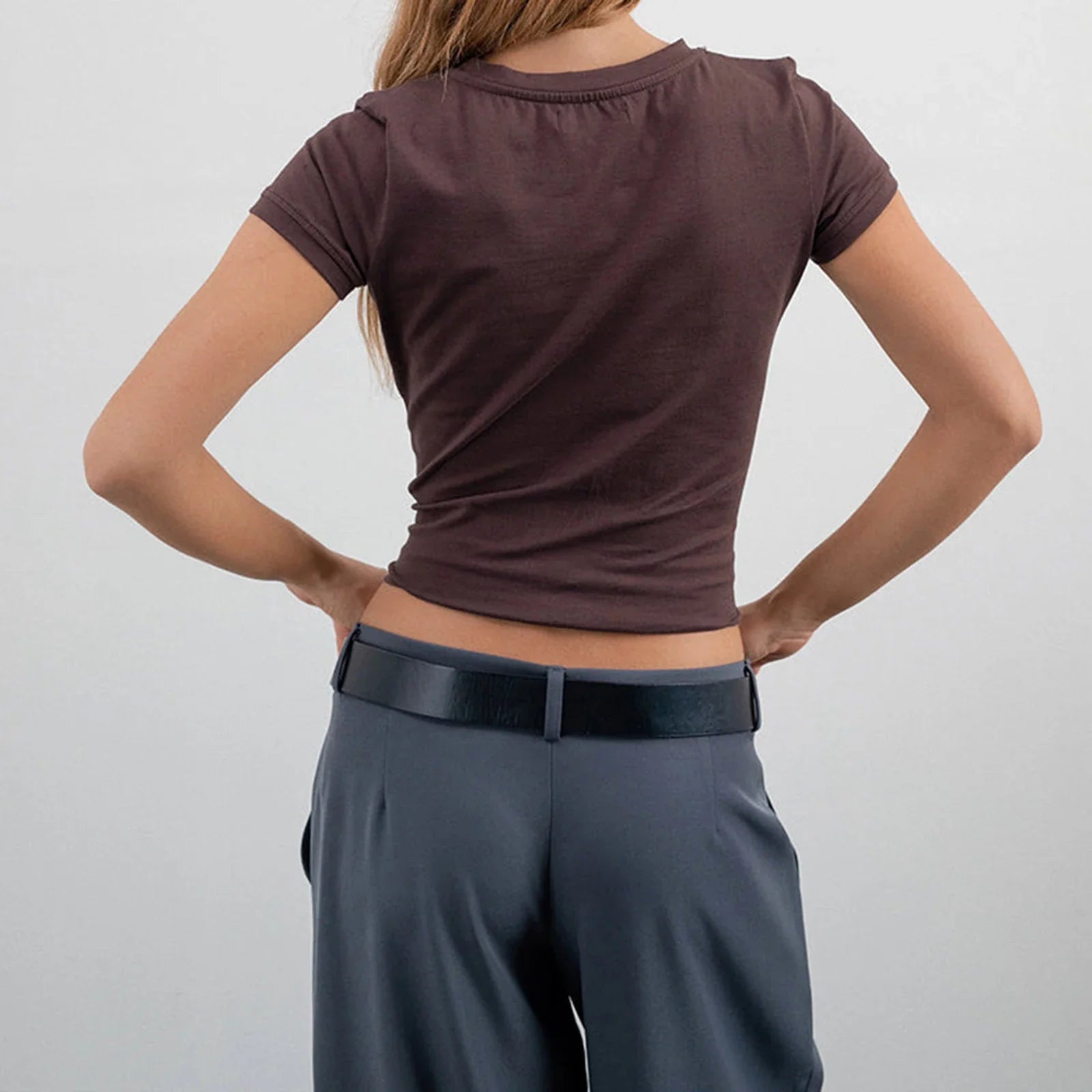 טי־שירט קרופ חומה דגם דניאלה