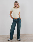 טי־שירט קרופ שמנת דגם שקד