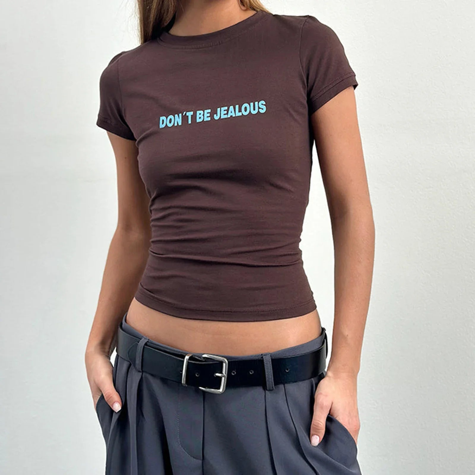 טי־שירט קרופ חומה דגם דניאלה