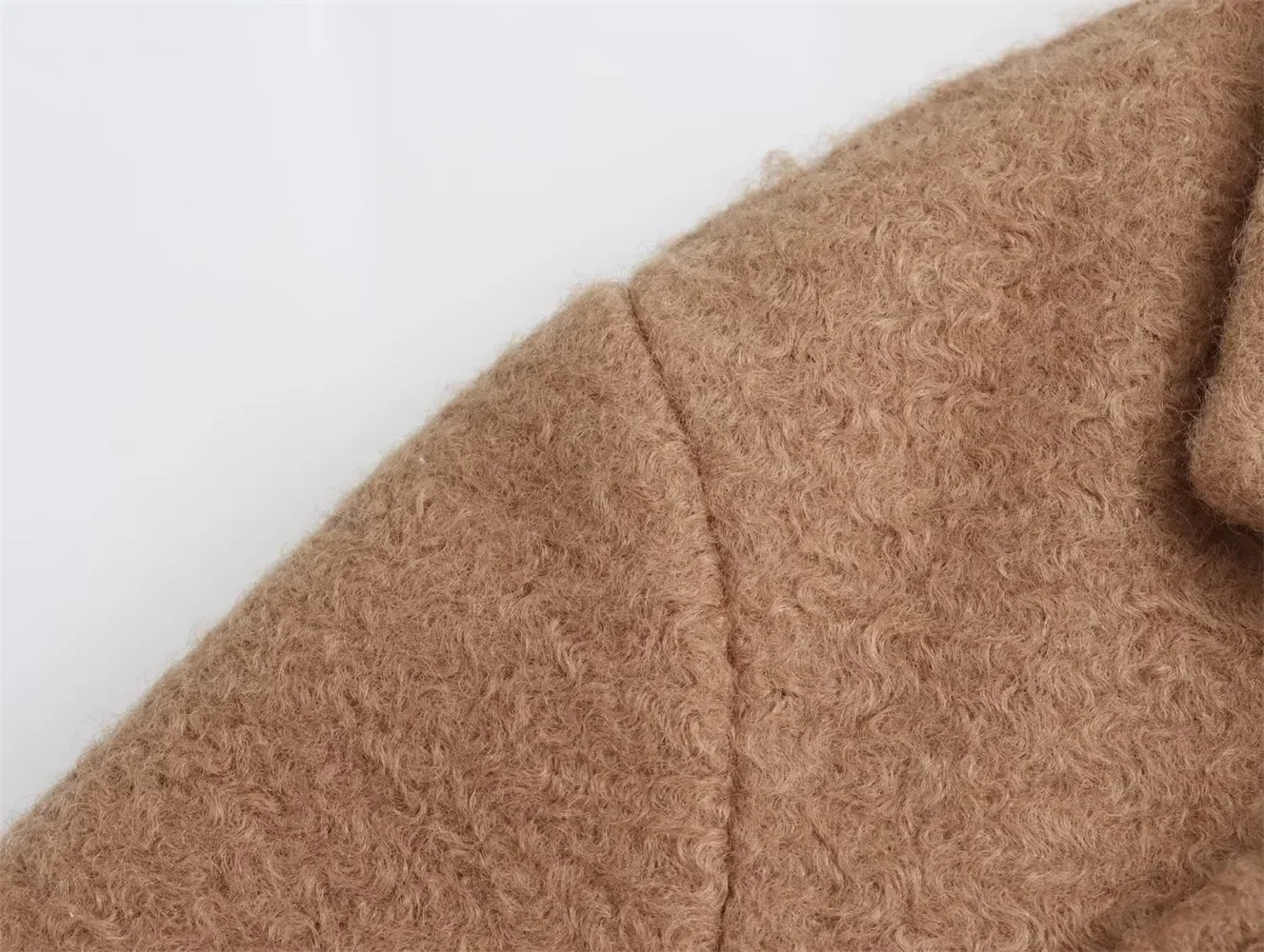 מעיל צמר בגזרת סילואט רך בגוון קאמל