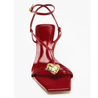 עקבים עם רצועת קרסול ועיטור מתכתי דגם עדן