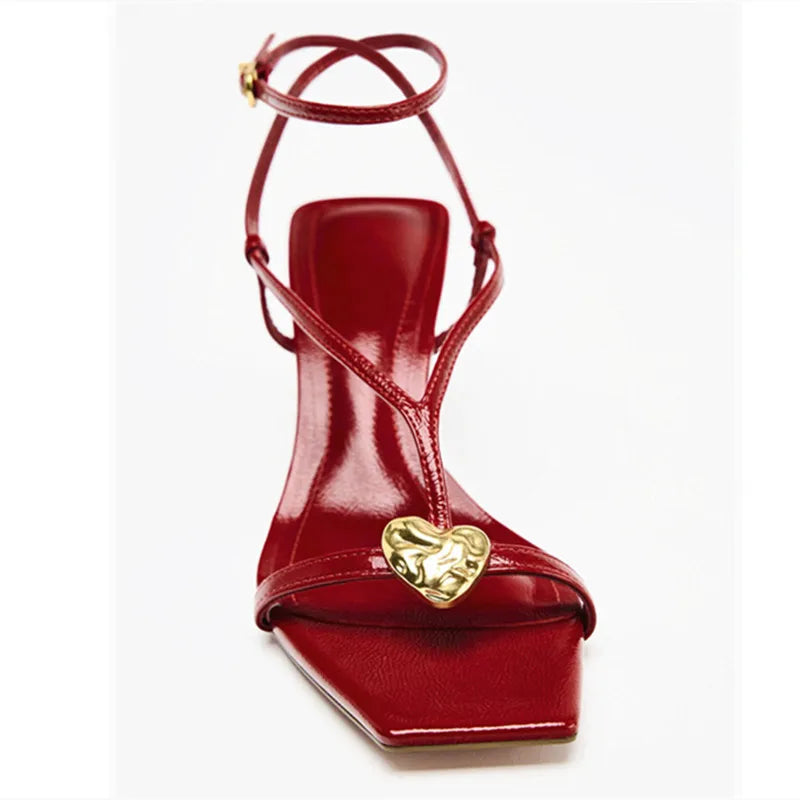 עקבים עם רצועת קרסול ועיטור מתכתי דגם עדן