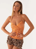 גופיית Slim Fit רקומה עם כתפיות מוצלבות דגם מרים