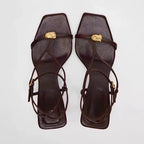 עקבים עם רצועת קרסול ועיטור מתכתי דגם עדן