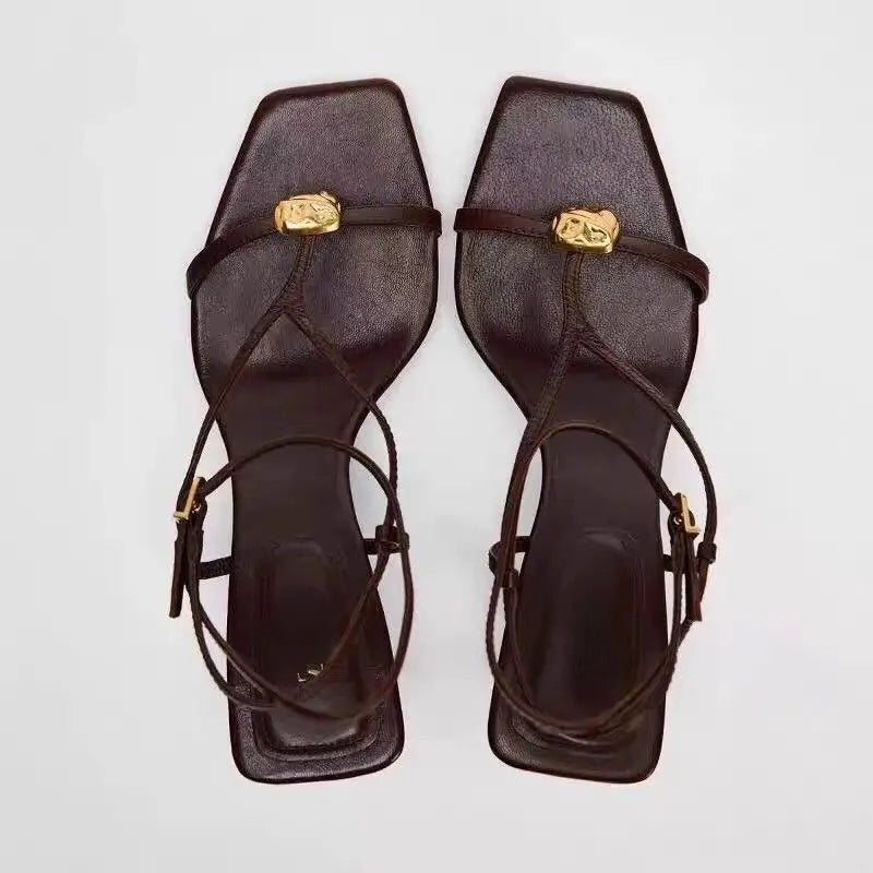 עקבים עם רצועת קרסול ועיטור מתכתי דגם עדן