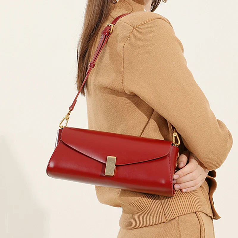 תיק עור קטן עם אבזם קדמי מעוצב דגם חן