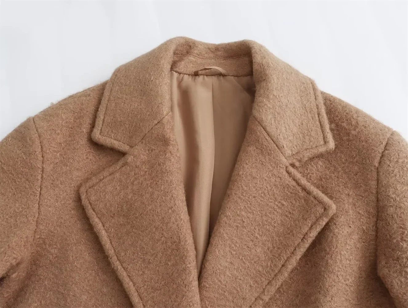 מעיל צמר בגזרת סילואט רך בגוון קאמל