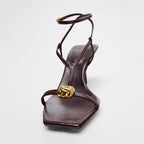 עקבים עם רצועת קרסול ועיטור מתכתי דגם עדן