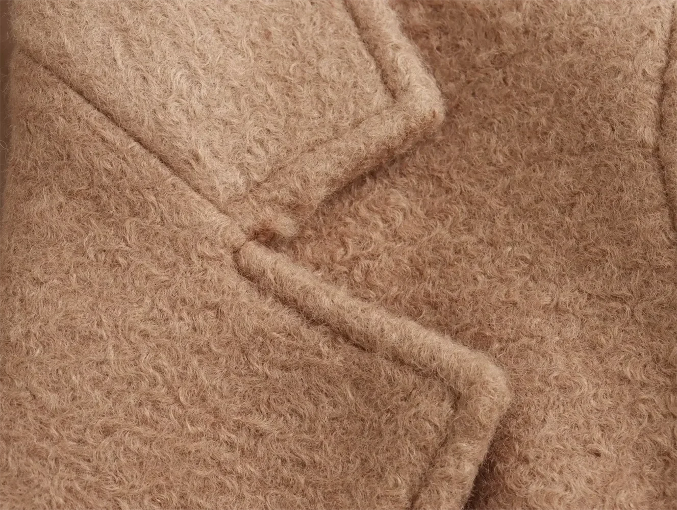 מעיל צמר בגזרת סילואט רך בגוון קאמל