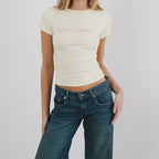 טי־שירט קרופ שמנת דגם שקד