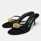 עקבים פתוחים עם עיטור מתכתי יוקרתי דגם שחר