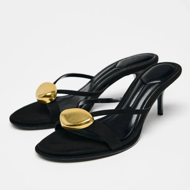 עקבים פתוחים עם עיטור מתכתי יוקרתי דגם שחר