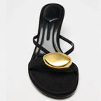 עקבים פתוחים עם עיטור מתכתי יוקרתי דגם שחר